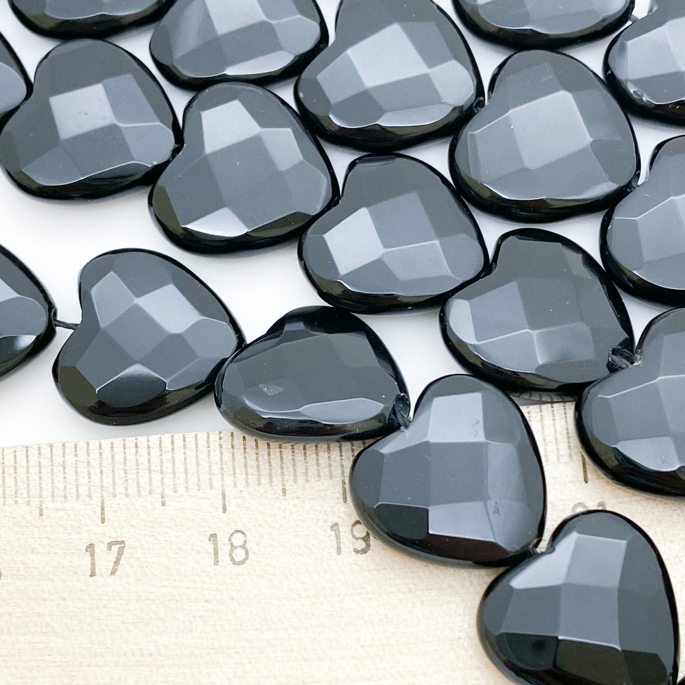 Халцедон черный (тонирован), сердце с огранкой, размер около 15-16 мм, цена за 6 шт (1/4 нити)