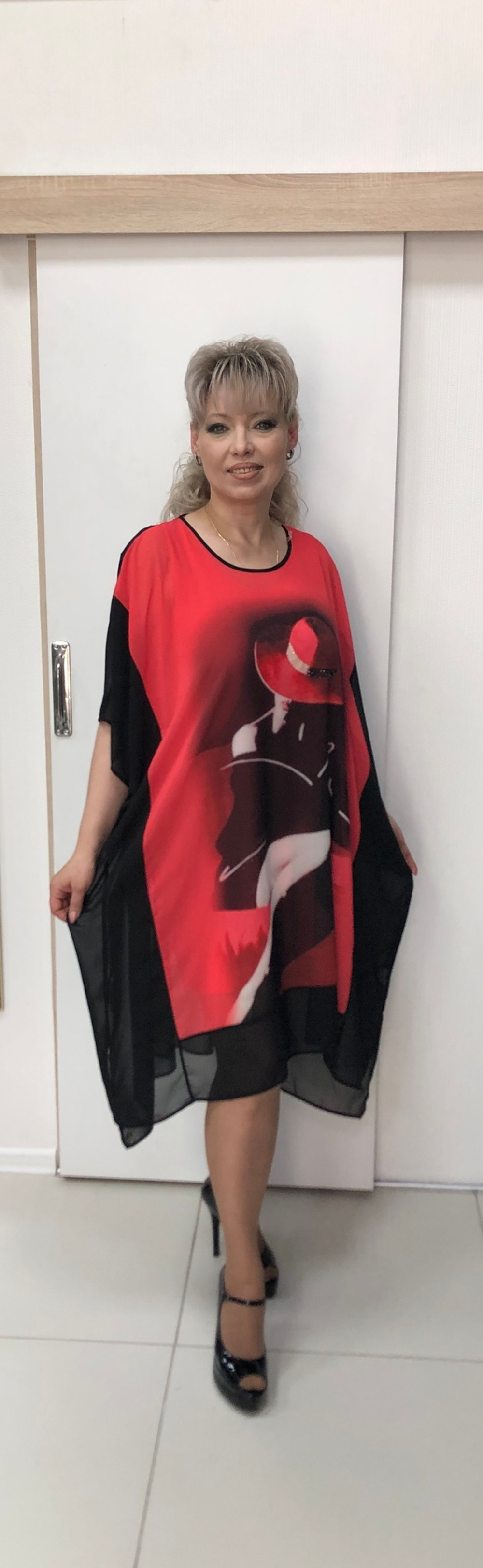 Летнее нарядное платье-двойка с оригинальным принтом