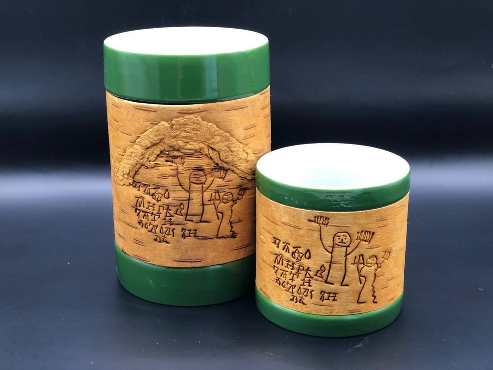 Набор из двух кружек, малая и большая, фарфоровые c берестой. Коллекция Onfim (Онфим) или Gramoty (Грамоты). 2 кружки без ручки, одной коллекции.