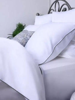 Постельное белье семейное Mollen белое с нефритовым кантом