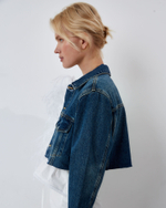 Джинсовая куртка укороченная с перьями