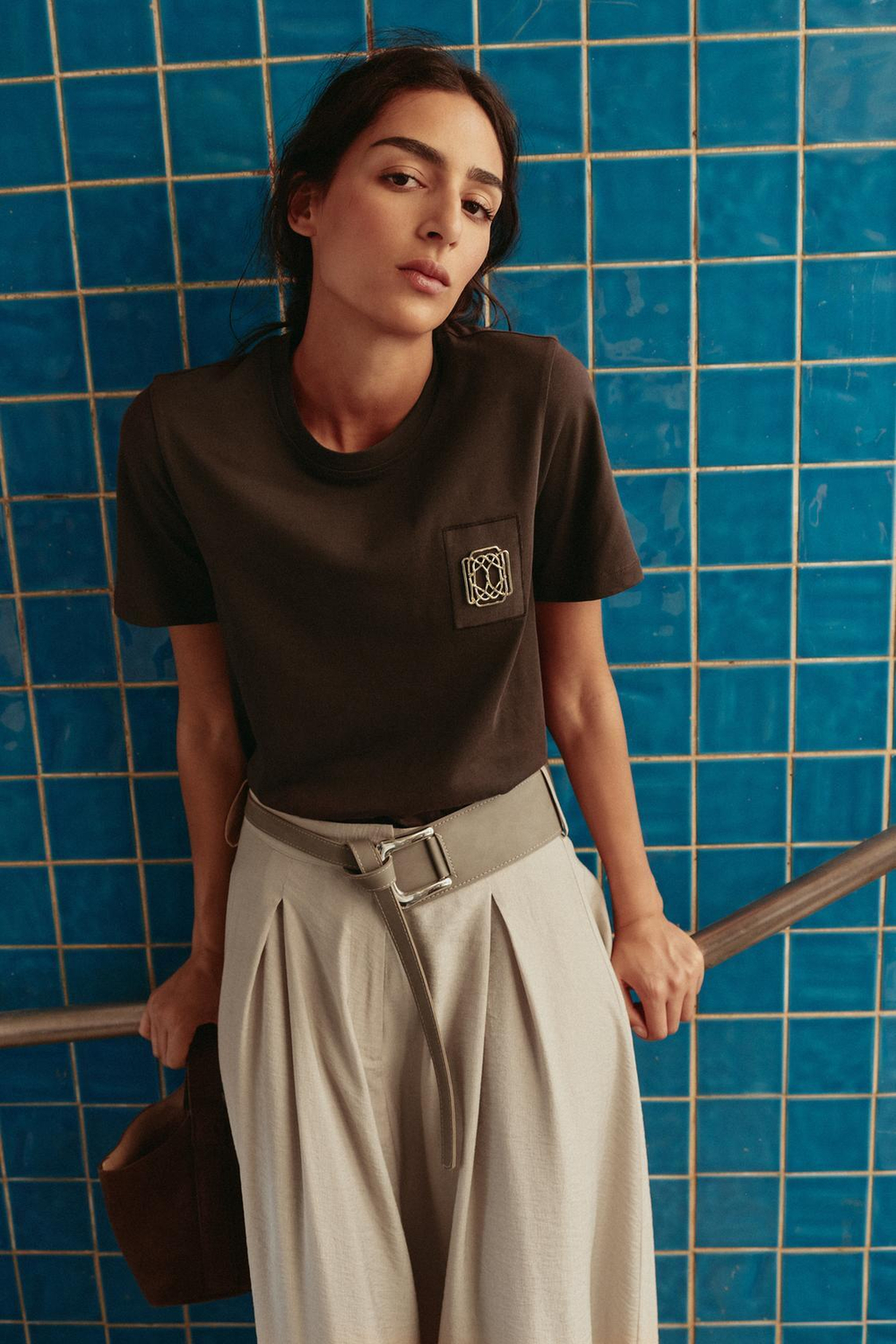 ZARA МАЙКА С БРОШЬЮ, КОРИЧНЕВЫЙ