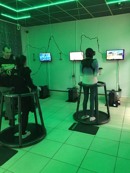 Gadgilla поставила "под ключ" оборудование для клуба VR на платформах виртуальной реальности!