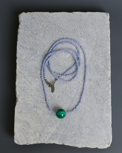 Нить из сапфирина с акцентной бусиной из малахита