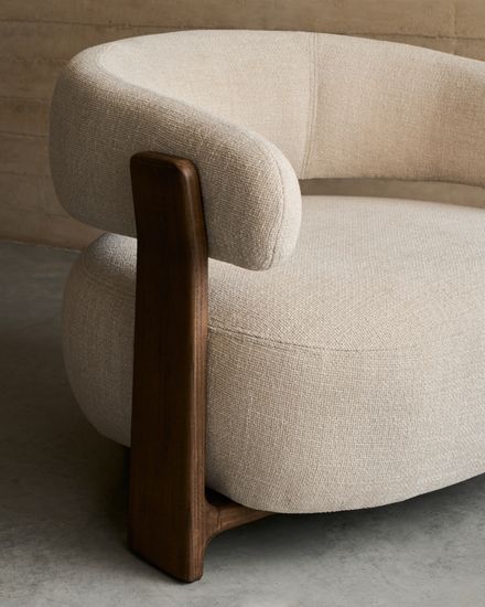 Granite Кресло из бежевого шенилла и массива ясеня в отделке орех Испания La Forma