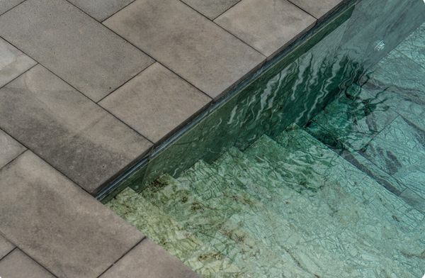 Антискользящие покрытия для влажного климата: выбор текстурной плитки