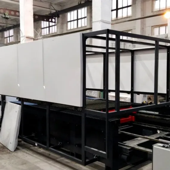 Лазерный станок HGTECH SMART3015PRO 3 кВт с защитной кабиной и сменным столом для резки листов металла