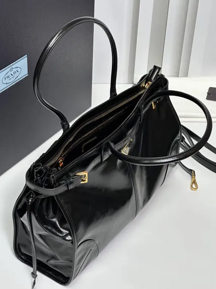 Кожаная большая сумка Prada Bonnie