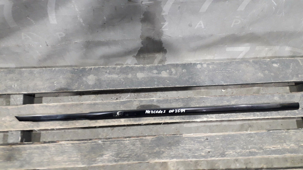 Молдинг двери передней правой Mercedes E (W213) 16-нв Б/У Оригинал A2137209604