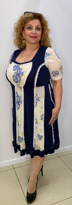 Укороченное летнее платье с вертикальными вставками