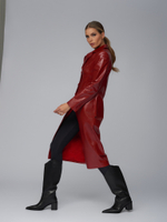 Женский красный кожаный плащ