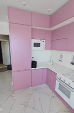 Яркая розовая кухня в эмали с современными аксессуарами