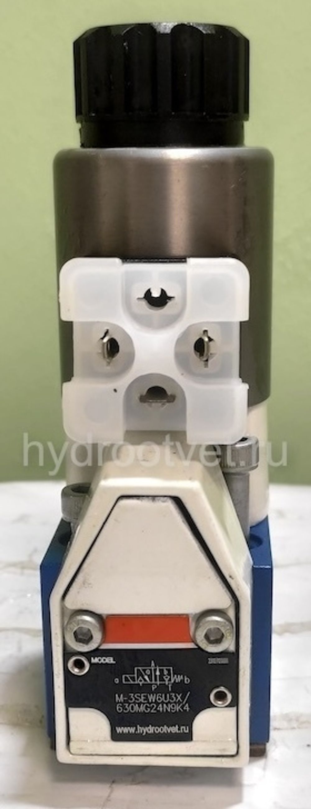 M-3SEW6U3X/420MG24N9K4 - Гидрораспределитель седельного типа Ду 6 с электроуправлением на 420 бар, схема U