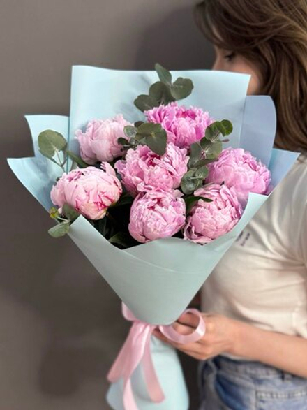 Букет из 7 пионов с веточками эвкалипта