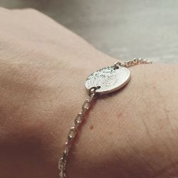 Серебряный браслет монетка с гравировкой на заказ