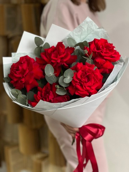 Элегантный букет из красных французских роз и эвкалипта от Флора Маркет