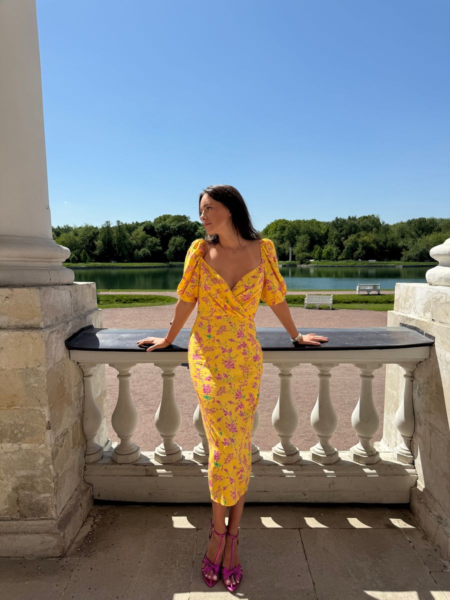 Платье из вискозы с драпированным лифом желтое