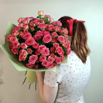 Букет из Коралловых кустовых роз 15 шт в зелёном фоамиране