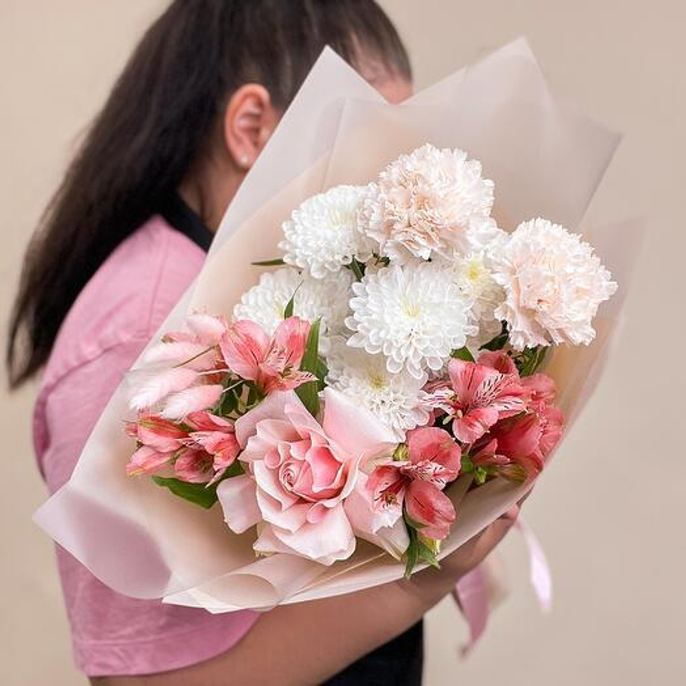 Нежный букет с хризантемой, альстромерией, розой и гвоздиками