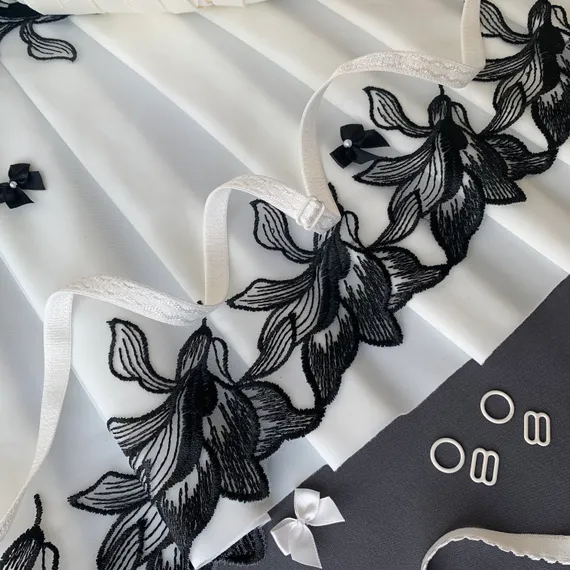 Вышивка на сетке молочная/черная 32 см