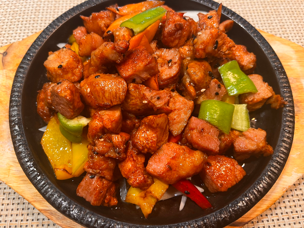 Свиная шея на сковороде с овощами
