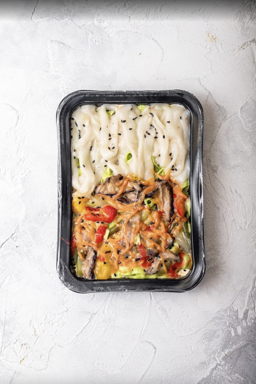 Вок с кальмаром и овощами на зелёном тесте в сырном соусе