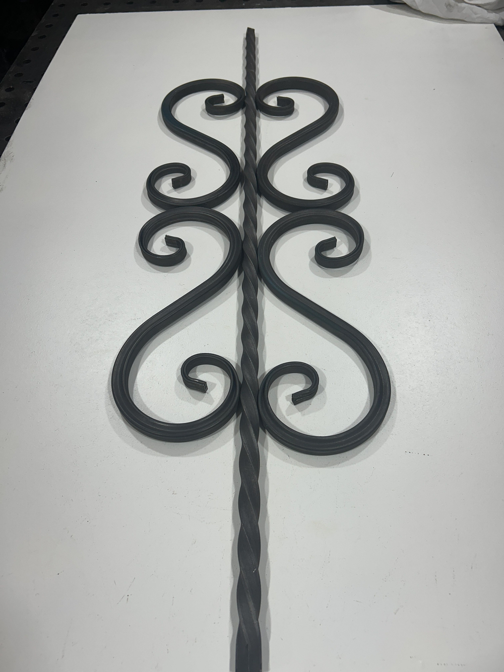 Кованый элемент Волюта 330x130мм профильная труба 15х15мм