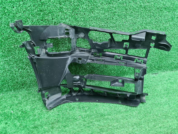 Кронштейн переднего бампера BMW 5er G30 (17-20)