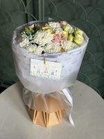 Букет из кустовых пионовидных роз, одноголовой розы, оксипеталума и хризантемы