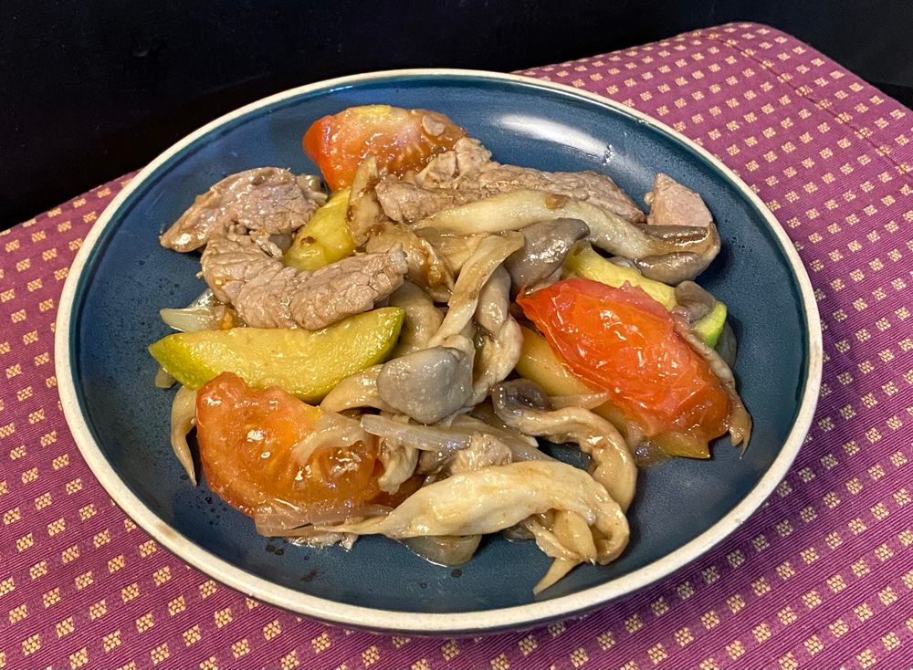 Свиная вырезка с вешенками и овощами