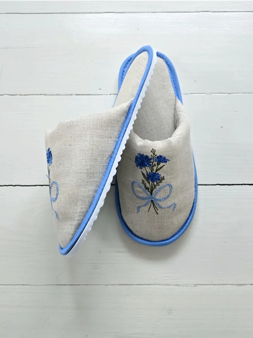 Льняные тапочки с вышивкой Васильки
