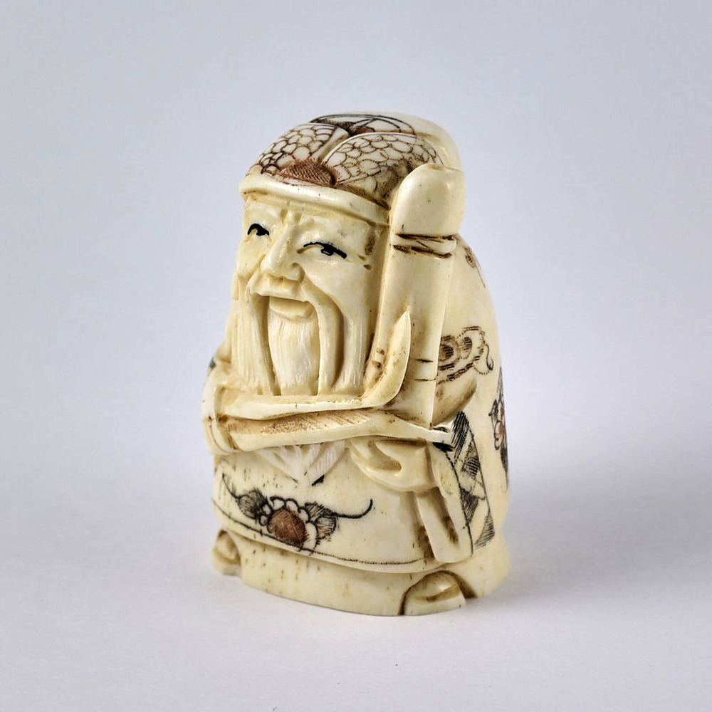 Нэцкэ Фукурокудзю с рыбиной на плече