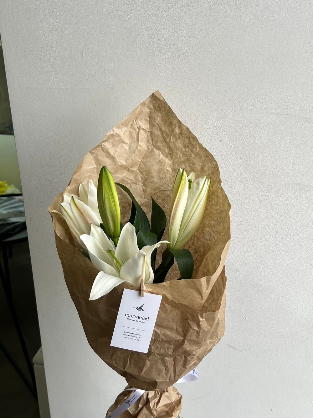 Букет из одной ветки лилии