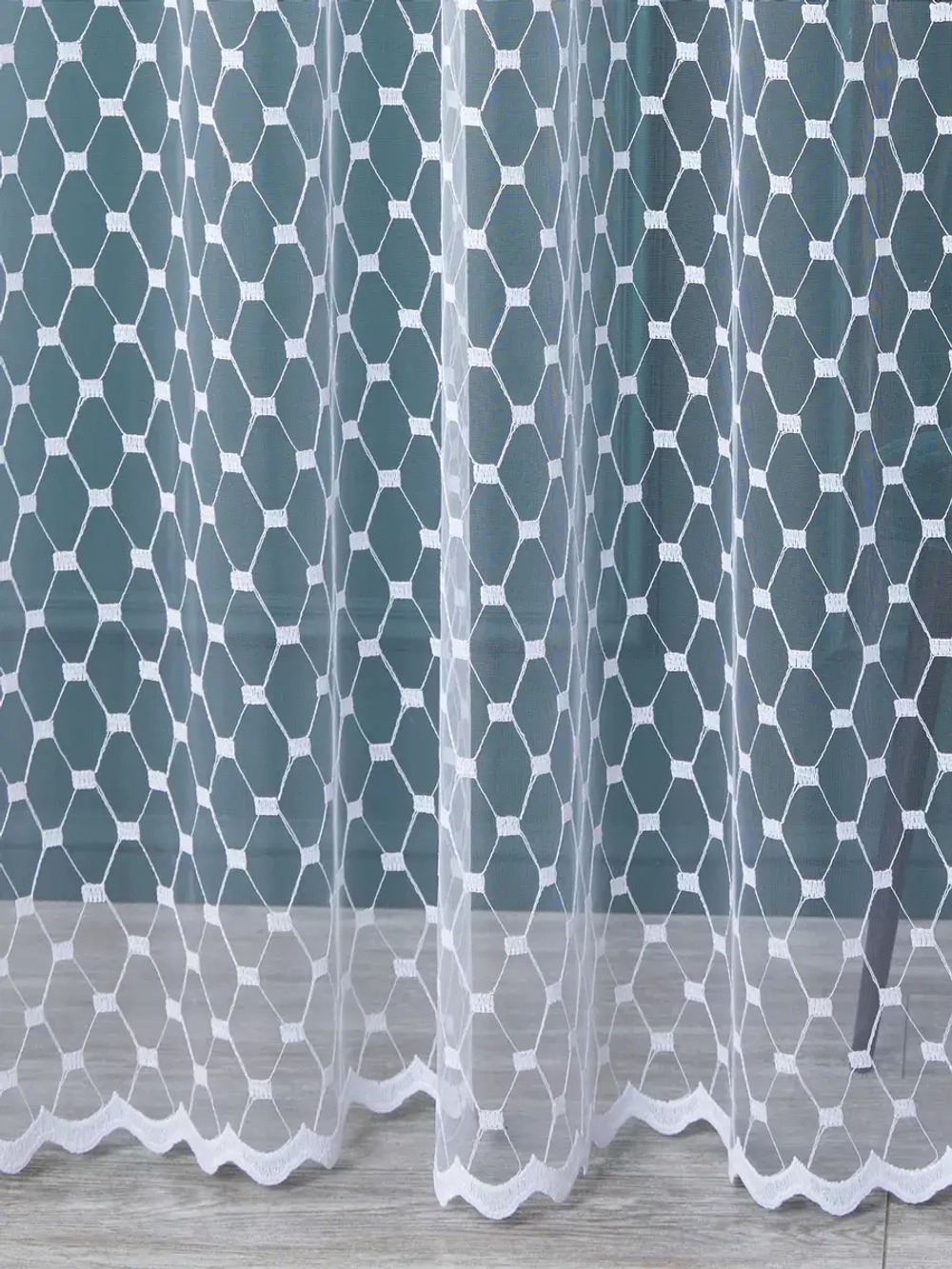 Тюль сетка белая с вышитым рисунком 300x250