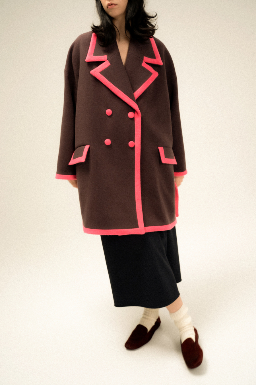 Пальто с розовой окантовкой