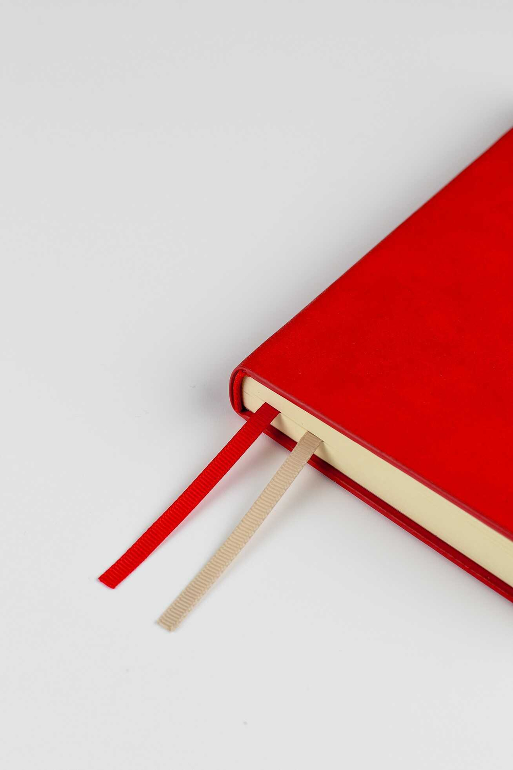 Ежедневник датированный 2026 ESCALADA, #ДУМАЙ КАК МИЛЛИАРДЕР, А6+, 176 л., арт. 70293/ 20 ТИВОЛИ ГЛОСС КРАСНЫЙ (кожзам: 126x174 мм, твёрдый переплёт, запаянный край, материал обложки: искусственная кожа "Тиволи глосс"; декор: блинтовое тиснение; спос