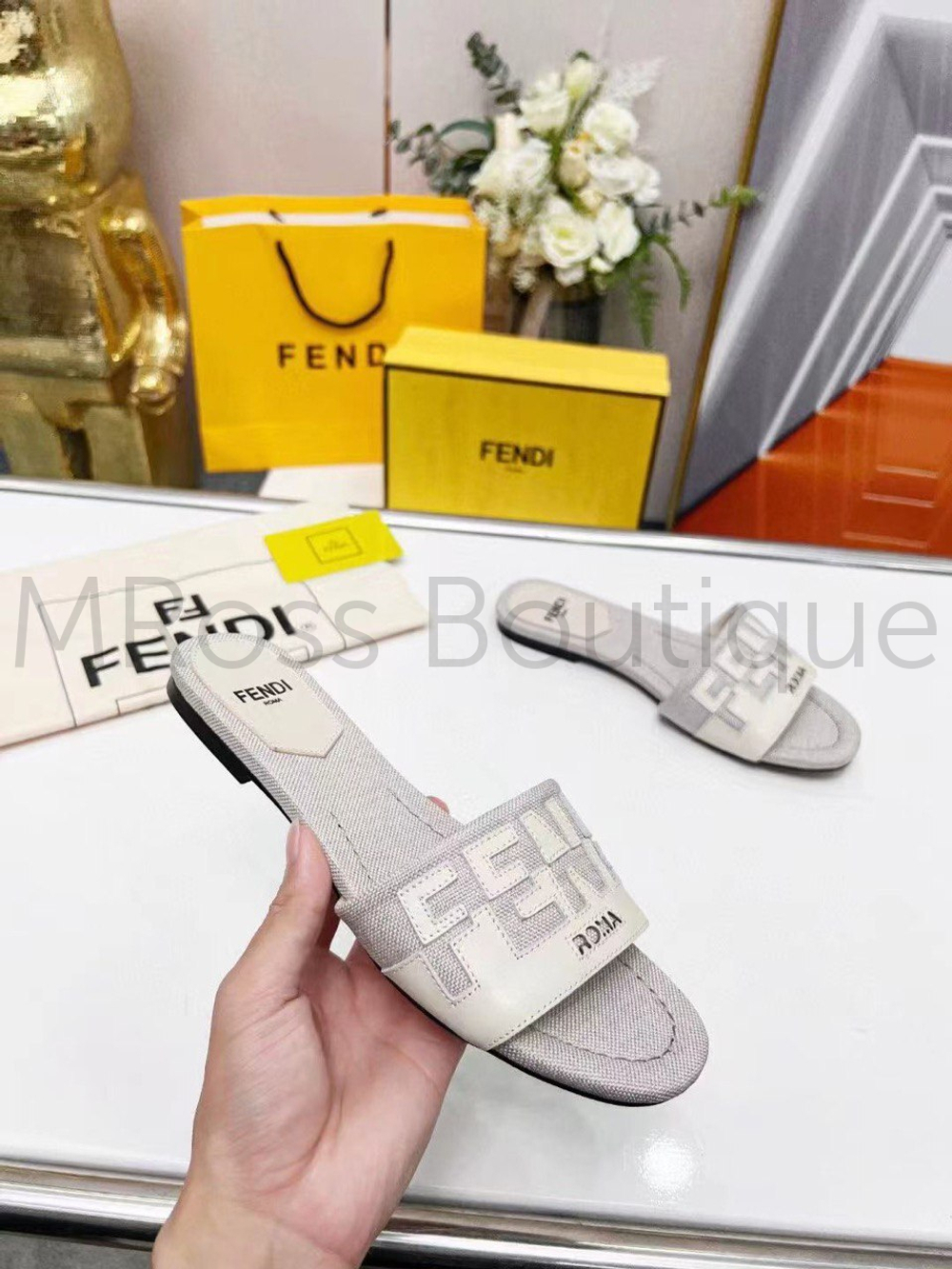 Шлепанцы Fendi Signature светло-серого цвета