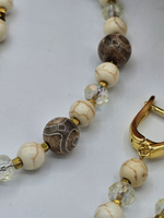 Комплект украшений авторский из натурального говлита, агата и хрусталя "Сахара". Колье и браслет