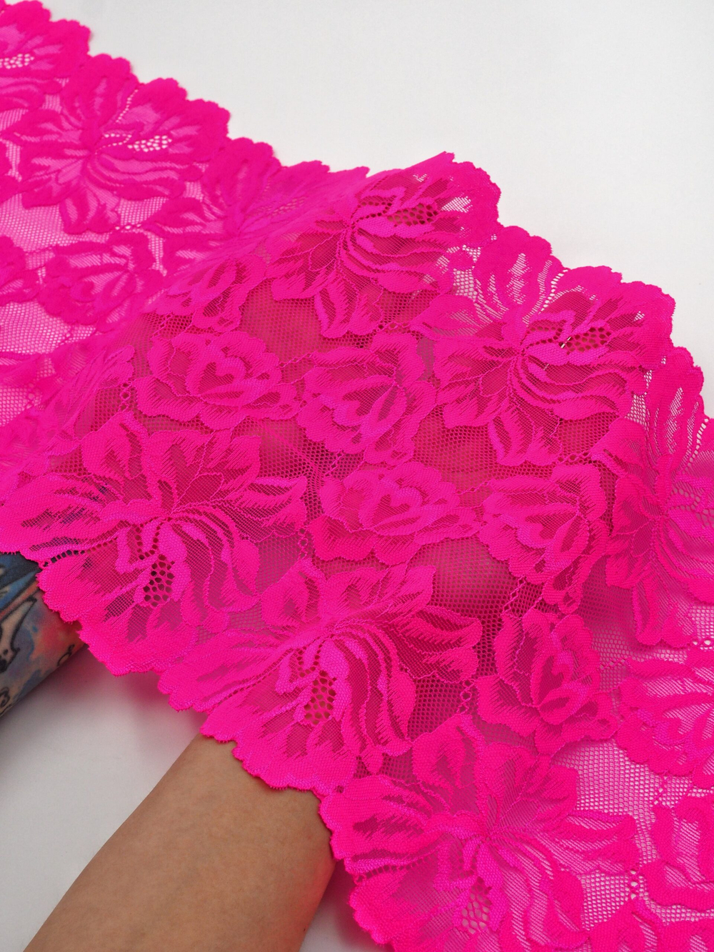 Эластичное кружево ярко-розовое неоновое ширина 24 см