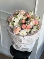 Сборный букет из кустовой пионовидной розы, маттиолы, диантусов и хризантемы