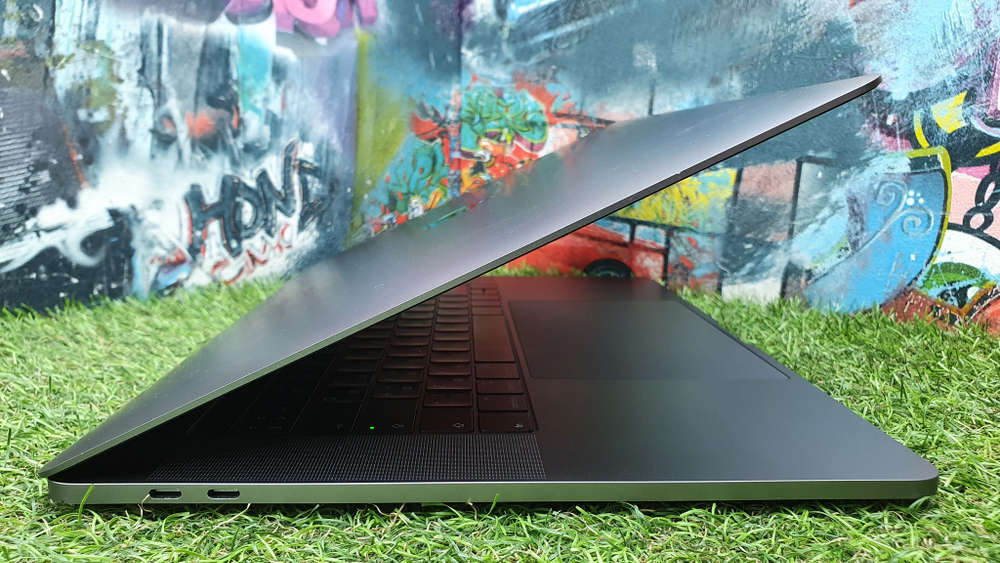 MacBook Pro 15 2018 i9/32Gb/560x 4Gb/SSD1Tb 65цикл