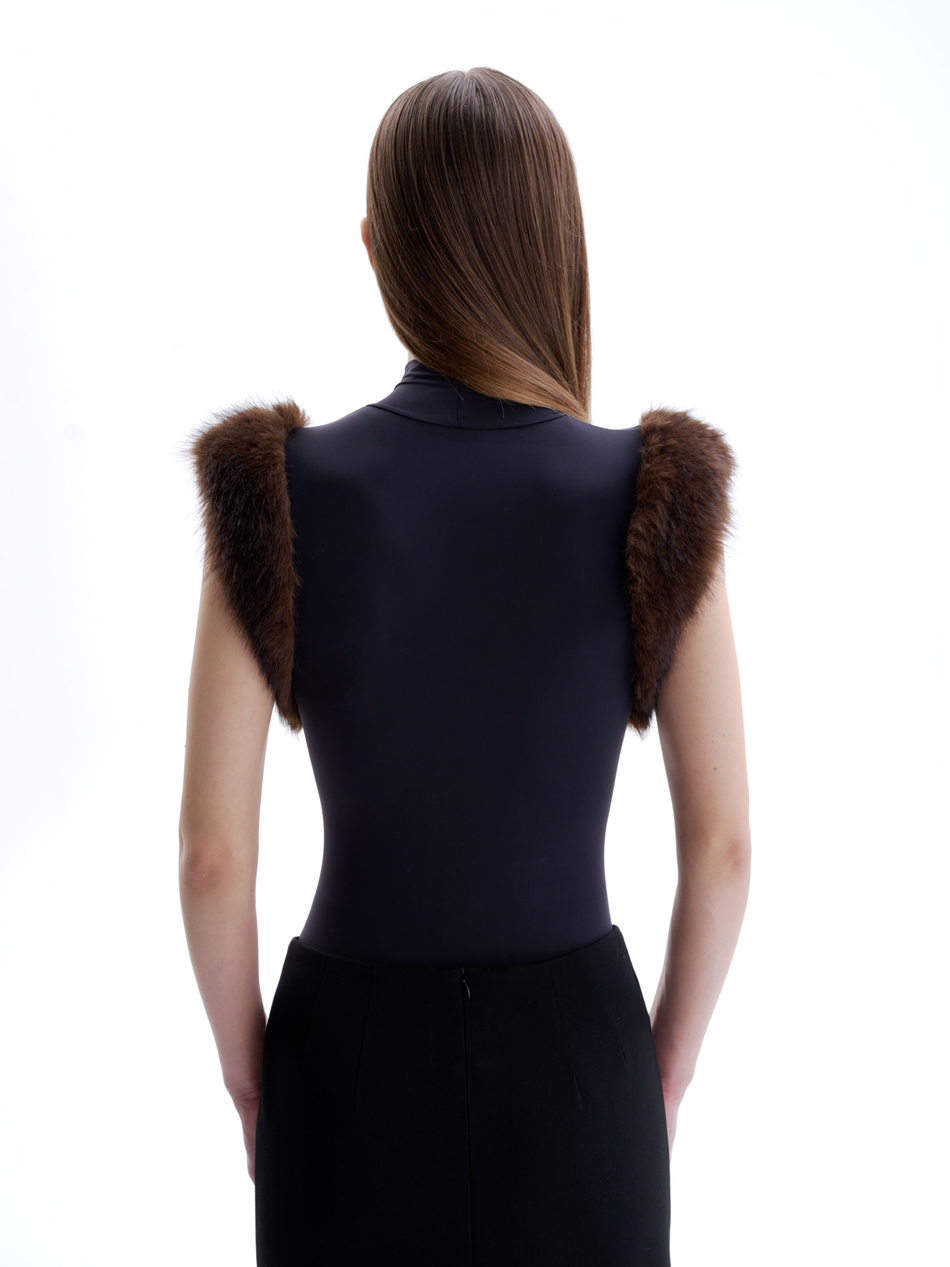 Боди с меховыми рукавами
