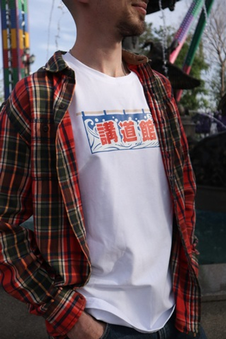 Футболка с иероглифами