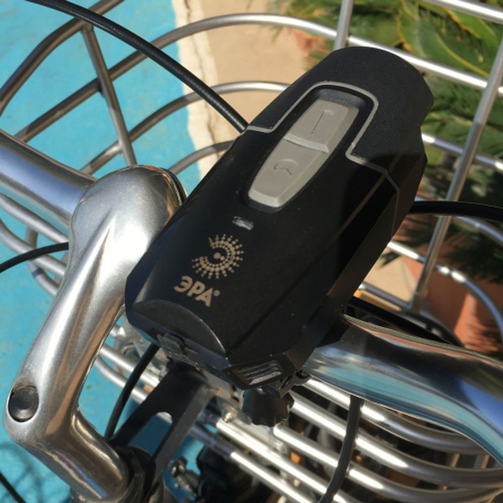 Велосипедный фонарь светодиодный ЭРА VA-901 аккумуляторный передний usb черный | Велосипедные  фонари