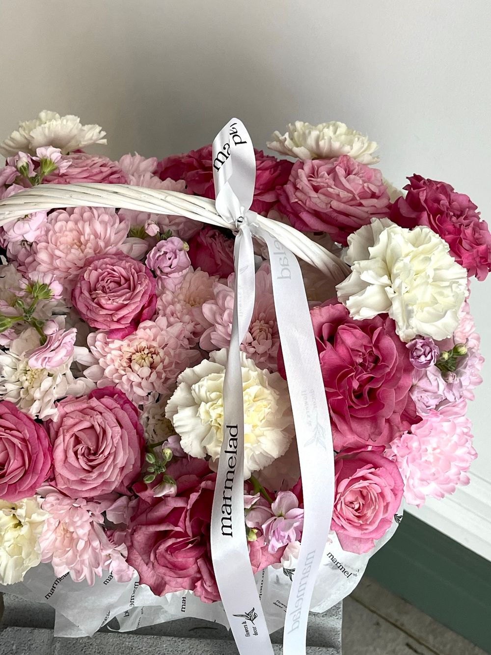 Цветочная корзина в розовых оттенках размер M