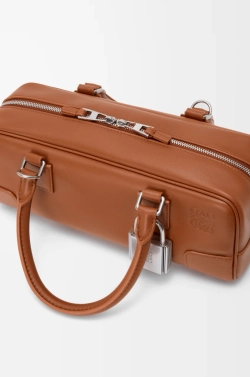 Loewe Укороченная сумка Amazona 23 из блестящей телячьей кожи, светло-коричневый