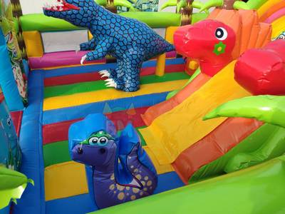 Коммерческий надувной батут "Хамелеон и динозавры" 18*9*7 м