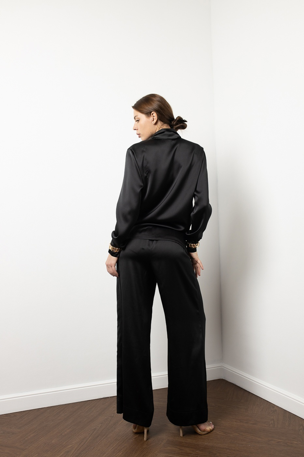 Брюки из обнимающего шелка в черном оттенке