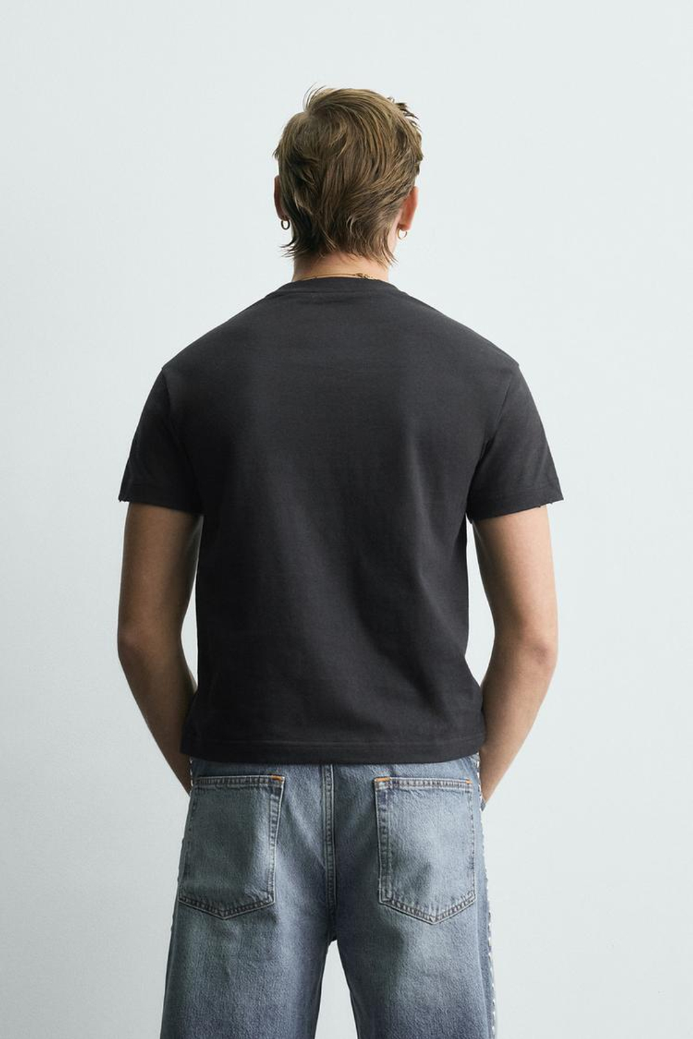 ZARA УКОРОЧЕННАЯ ФУТБОЛКА С НАДПИСЬЮ И ЭФФЕКТОМ ПОТЕРТОСТИ, АНТРАЦИТОВО-СЕРЫЙ