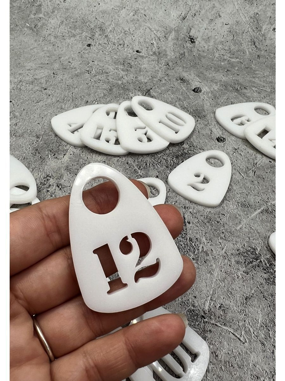 Номерки для гардероба прорезные пластиковые